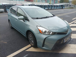 Toyota Prius v foto 4