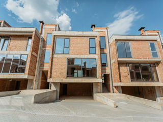 Townhouse în 3 nivele, Botanica, 285 mp + 2,5 ari! foto 1