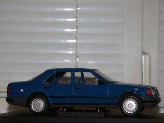 Продаётся Mercedes E260 W124, новый, в коробке, 1/18 foto 4