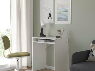 Masă de birou IKEA cu aspect simplu și ieftină