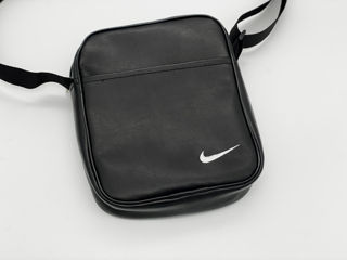 Genți pe umăr/borsete Nike  și Philipp Plein