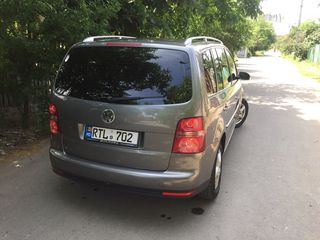 Volkswagen Touran foto 2