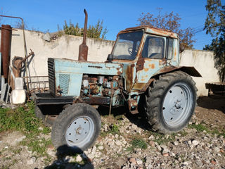 Tractorul e vechi da într-o stare buna merge bine asa tractor o fost ultimu nou în colhoz . foto 2