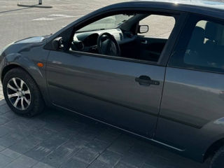 Ford Fiesta foto 2