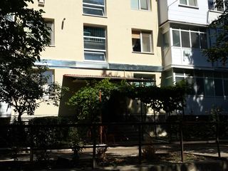 Apartament cu 2 odai in centrul orașului Calarasi. Urgent! foto 1
