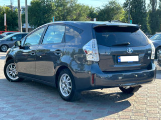 Toyota Prius v foto 5