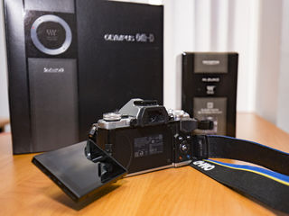 Olympus OM-D E-M5 Mark II Mirrorless Camera w/ 25mm f/1.8 Lens foto 5