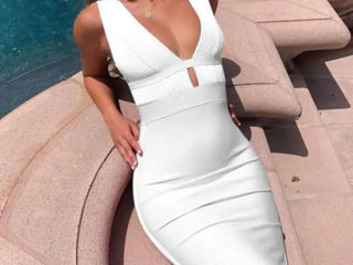 Белое бандажное платье