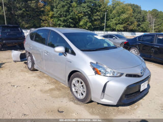 Toyota Prius v foto 2