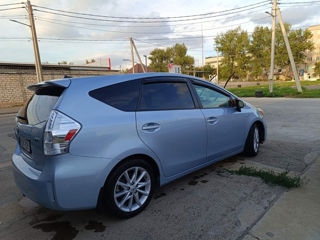 Toyota Prius v foto 6