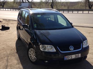 Volkswagen Touran foto 1