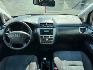 Toyota Avensis Verso foto 10