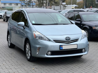 Toyota Prius v foto 4