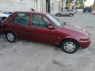 Ford Fiesta foto 1