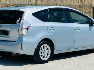 Toyota Prius v foto 3