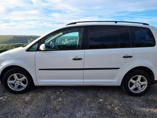 Volkswagen Touran foto 2