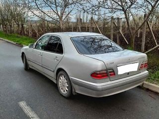 Mercedes E Class foto 2