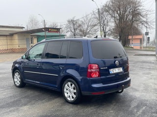 Volkswagen Touran foto 2