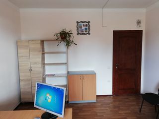 Prima linie 18 m2, centru,  str. Vasile Alecsandri 137 colț Alexandru cel Bun foto 2