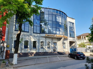 Se oferă spre chirie oficiu  în incinta Business Centru situat pe str. Alexandru cel Bun.