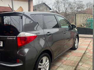 Toyota Verso-S foto 2