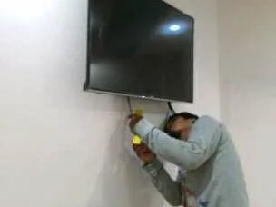 Установка телевизоров на стену. Установка креплений на стену. Fixarea televizorului pe perete.