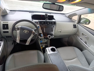 Toyota Prius v foto 7