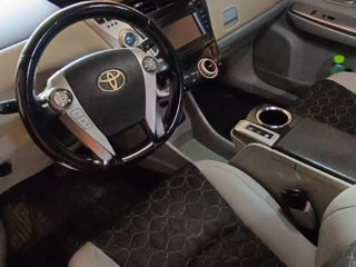Toyota Prius v foto 7
