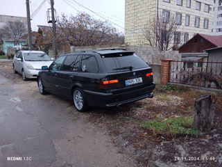 BMW 5 Series Touring foto 2