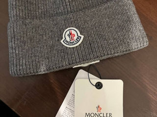 Vând caciula Moncler