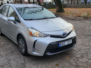 Toyota Prius v foto 2