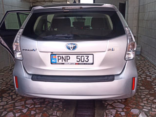 Toyota Prius v foto 4