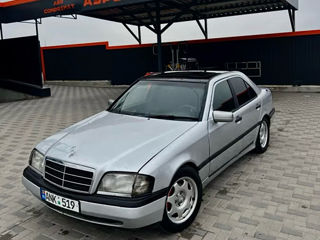 Mercedes C-Class foto 1