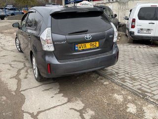 Toyota Prius v foto 4