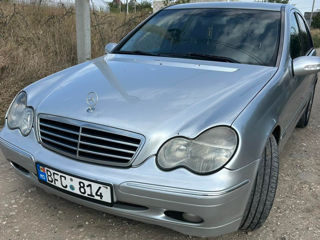 Mercedes C-Class foto 1