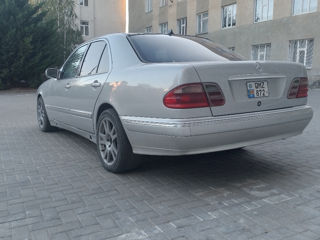 Mercedes E-Class foto 2