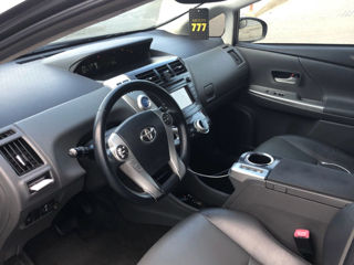 Toyota Prius v foto 3