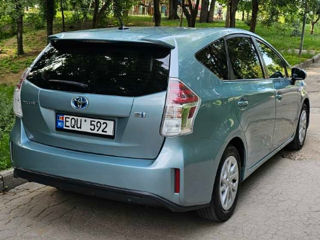 Toyota Prius v foto 5