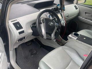 Toyota Prius v foto 3