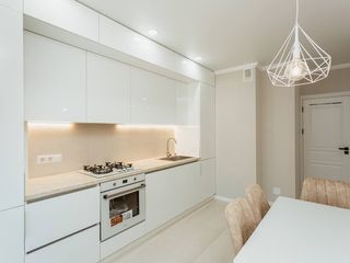 Spre vînzare apartament cu 3 camere + living, reparație euro - 68 mp!