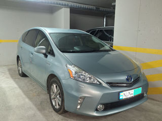 Toyota Prius v foto 10