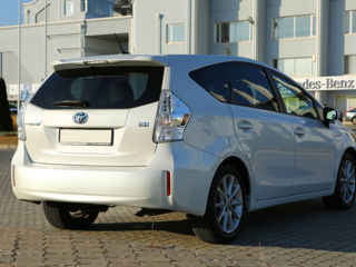 Toyota Prius v foto 1