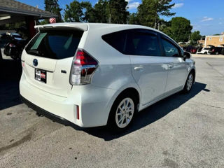 Toyota Prius v foto 8