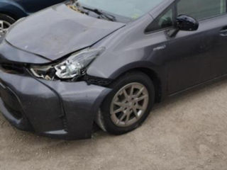 Toyota Prius v foto 2