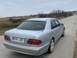 Mercedes E-Class foto 1