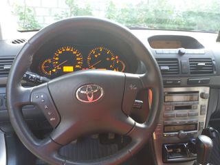 Toyota Avensis foto 8