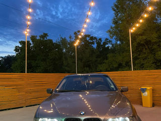 BMW 5 Series foto 1