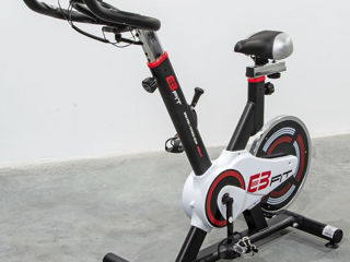 Bicicletă fitness compactă și eficientă