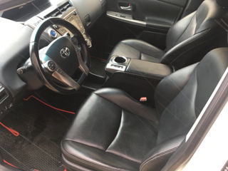 Toyota Prius v foto 5