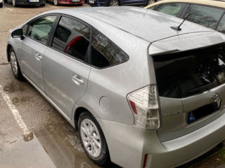 Toyota Prius v foto 4